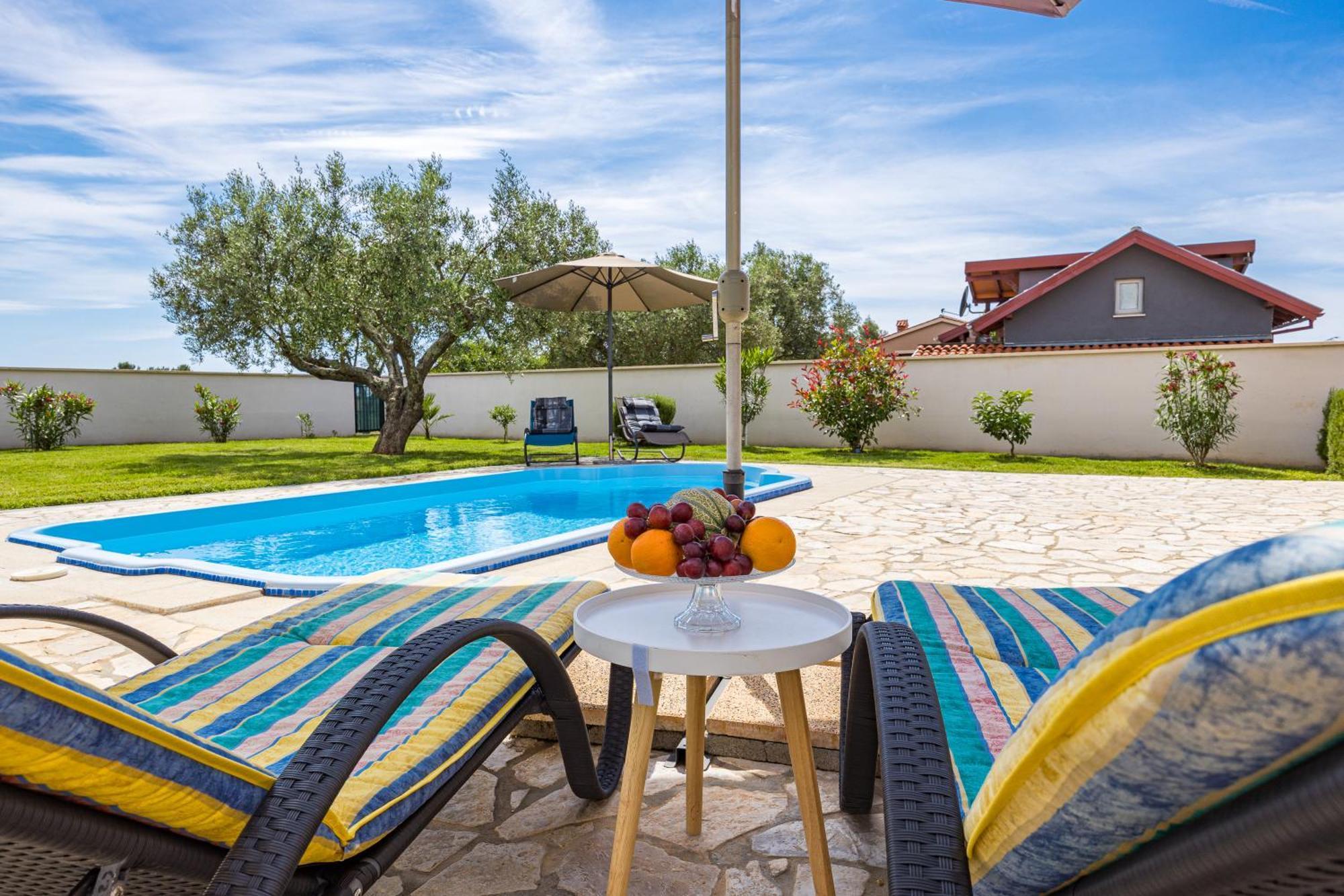 Villa Sunny Olive Peroj Exterior photo